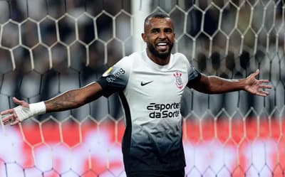 Com futuro indefinido, Alex Santana sinaliza vontade de seguir no Corinthians