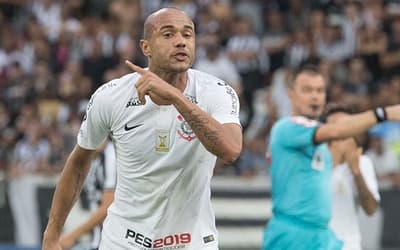 Ex-Corinthians sai de vice-lanterna da Série B e assume time da Série C