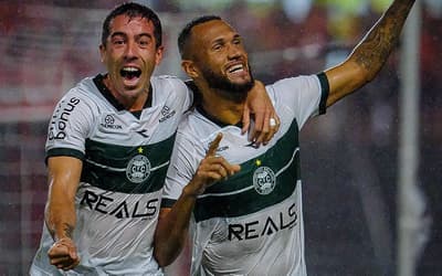 Pedro Morisco brilha, e Coritiba vence o CRB para seguir líder da Série B