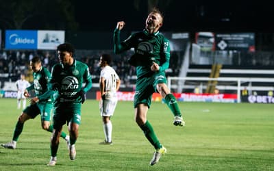 De virada, Chapecoense vence Operário-PR e cola no G-4 da Série B