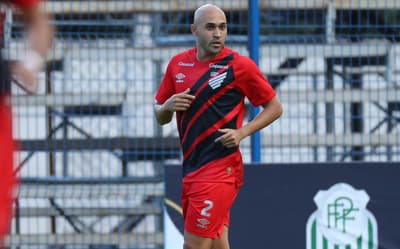 Athletico acerta saída de lateral-direito para rival da Série B