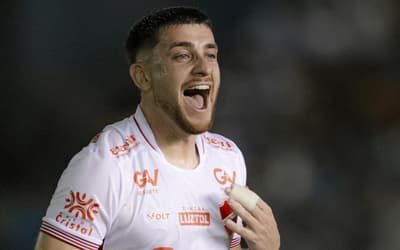 João Vieira marca o primeiro gol pelo Vila Nova e mira clássico contra o Goiás