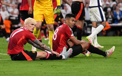 Astro do United comparece a jogo de rival na Premier League
