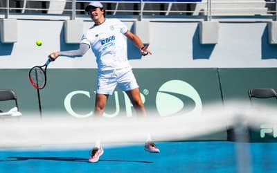 João Fonseca é elogiado por Tsitsipas, adversário na Davis; vídeo