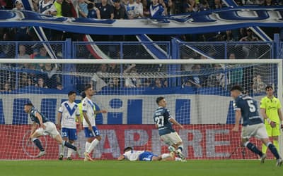 Em jogo tumultuado, Racing bate Vélez fora de casa e abre vantagem na Libertadores