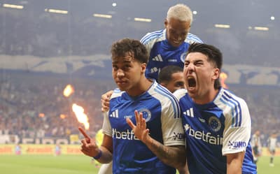 Jogadores do Cruzeiro provocam rival em comemorações pela classificação