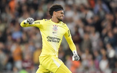 Hugo Souza comemora gol do Corinthians contra o Fluminense (Foto: Thiago Ribeiro/ AGIF)