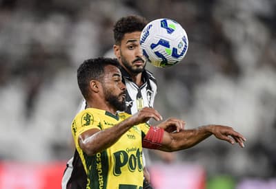 Chris Ramos e Danielzinho disputam bola em Botafogo x Mirassol (Foto: Thiago Ribeiro/AGIF)