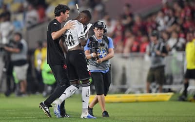 Robert Renan, do Vasco, entrou em protocolo de concussão (Foto: Thiago Ribeiro/AGIF)