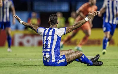 Avaí afasta atacante polêmico a 11 rodadas do fim da Série B