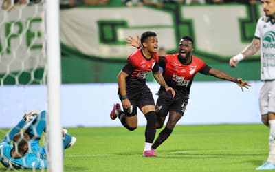 De virada, Athletico bate a Chapecoense fora e se aproxima do G-4 da Série B