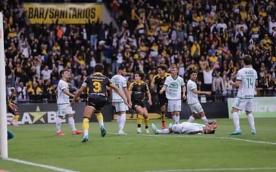 Criciúma x Chapecoense: jogador agride adversário, e VAR anula gol de pênalti