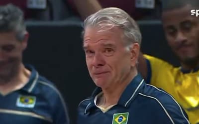De luto pela mãe, Bernardinho chora durante jogo do Brasil no Mundial de vôlei