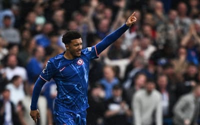 Aston Villa se aproxima de acerto com dois astros da Premier League