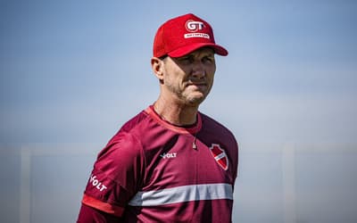 Vila Nova demite técnico ex-Athletico e Santos em menos de dois meses