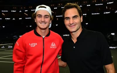 João Fonseca encontra ídolo Roger Federer; veja vídeo