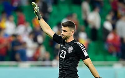 Goleiro da Espanha critica pedidos por jogador do Barcelona na seleção