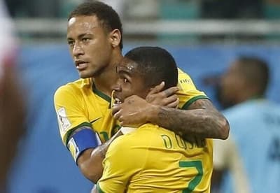 HOME - Brasil x Peru - Eliminatórias para Copa-2018 - Neymar e Douglas Costa (Foto: André Mourão/MoWA Press)