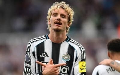 Newcastle vence na Premier League e afunda time de ex-Flamengo e Corinthians