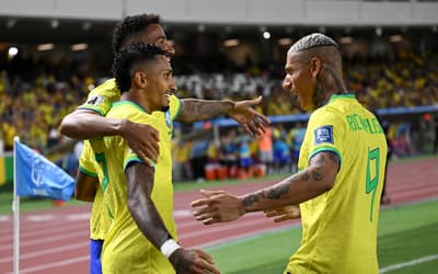Richarlison chora mas também comemora um gosls da Seleção sobre a Bolívia