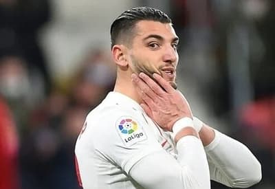 Rafa Mir foi liberado pelo Sevilla (Foto: Ander Gillenea / AFP)