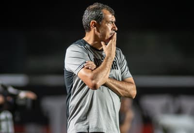 Carille comanda o Vitória contra o Sport (Foto: Victor Ferreira / EC Vitória)