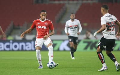 Base soma dez jogadores no Internacional que está no Rio