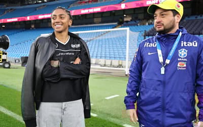 Lesionada, Kerolin assiste treino da Seleção Brasileira em Manchester