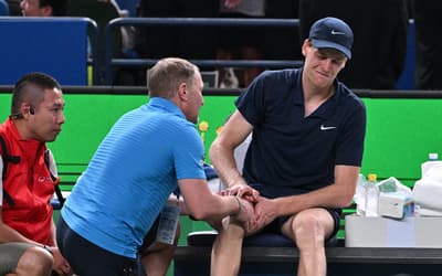 Sinner mal consegue ficar em pé e abandona partida do ATP de Shanghai; veja