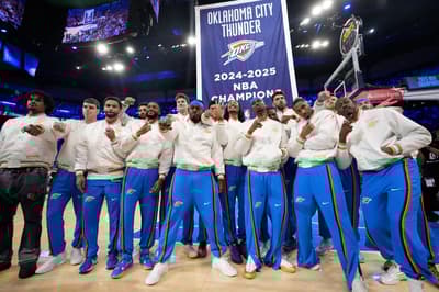 OKC recebe anel de campeão da temporada da NBA; veja fotos