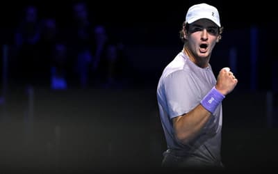 De virada e histórico! João Fonseca vence Shapovalov e vai à semifinal do ATP de Basiléia