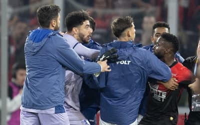 Athletico x Avaí tem provocação de goleiro, confusão e três expulsões