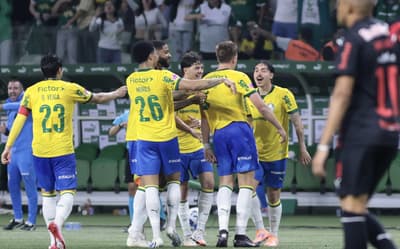 Palmeiras supera lei do ex, goleia o Bragantino e segue líder do Brasileirão