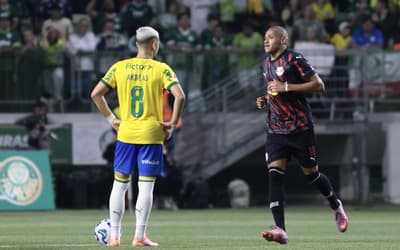 Ex-Palmeiras, Jhon Jhon questiona arbitragem no Allianz: ‘Aqui é contra o juiz’
