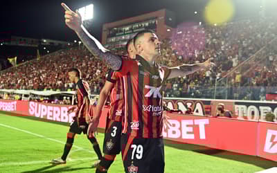 Melhores momentos: Vitória bate o Bahia, quebra tabu em Ba-Vis e segue vivo no Brasileirão