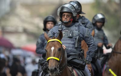 Ponte Preta x Londrina: torcedores tentam invadir estádio da final da Série C