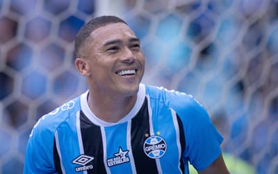 Melhores momentos: Carlos Vinicius faz três e Grêmio bate o Juventude pelo Brasileirão