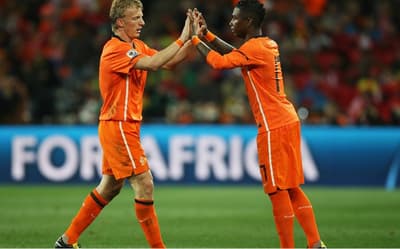 Ex-atacante da seleção da Holanda destrói carro de R$ 1,8 milhão