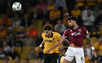 Lucas Paquetá, do West Ham, disputa bola com defesa do Wolverhampton, na Copa da Liga Inglesa