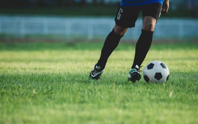 O melhor Kit de futebol com desconto na Centauro para brilhar na pelada!