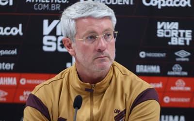 Técnico do Athletico critica jovem atacante do Coritiba: 'Baixar a bola'