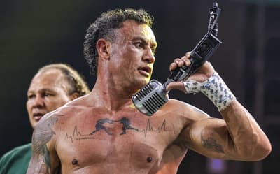 Em lágrimas, Popó anuncia aposentadoria do boxe: ‘Me sinto envergonhado’