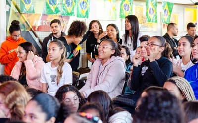 Evento em São Paulo reúne torcedores para acompanhar Brasil x Inglaterra