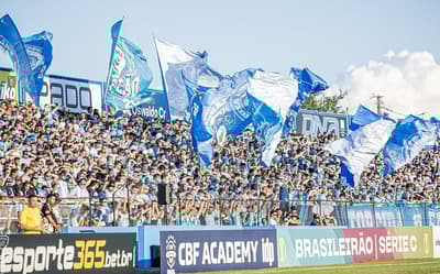 Torcida do Londrina esgosta ingressos para 'jogo do acesso' na Série C