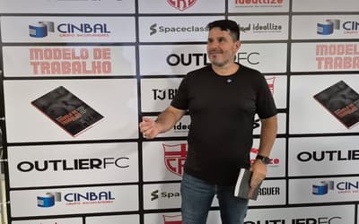 Barroca lança livro e provoca debate a técnicos: 'Deixar um legado'