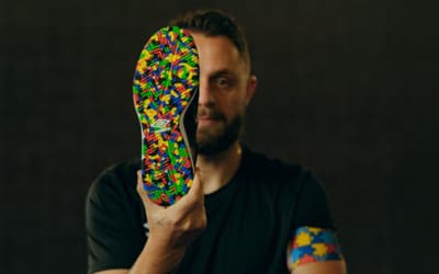 Lenda do futsal assina chuteira inspirada na conscientização sobre o autismo