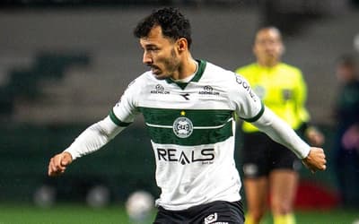 Lateral do Coritiba dispara após levar tapa no rosto em jogo da Série B: 'Covarde'