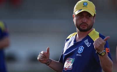 Contra a Inglaterra, Arthur Elias tenta manter bom aproveitamento em amistosos