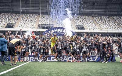 Confete azul em título do Atlético-MG gera revolta e memes na web; veja