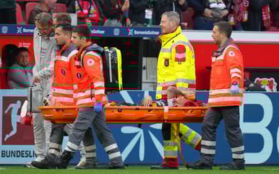 Cenas fortes: astro do Leverkusen é substituído após pancada na cabeça